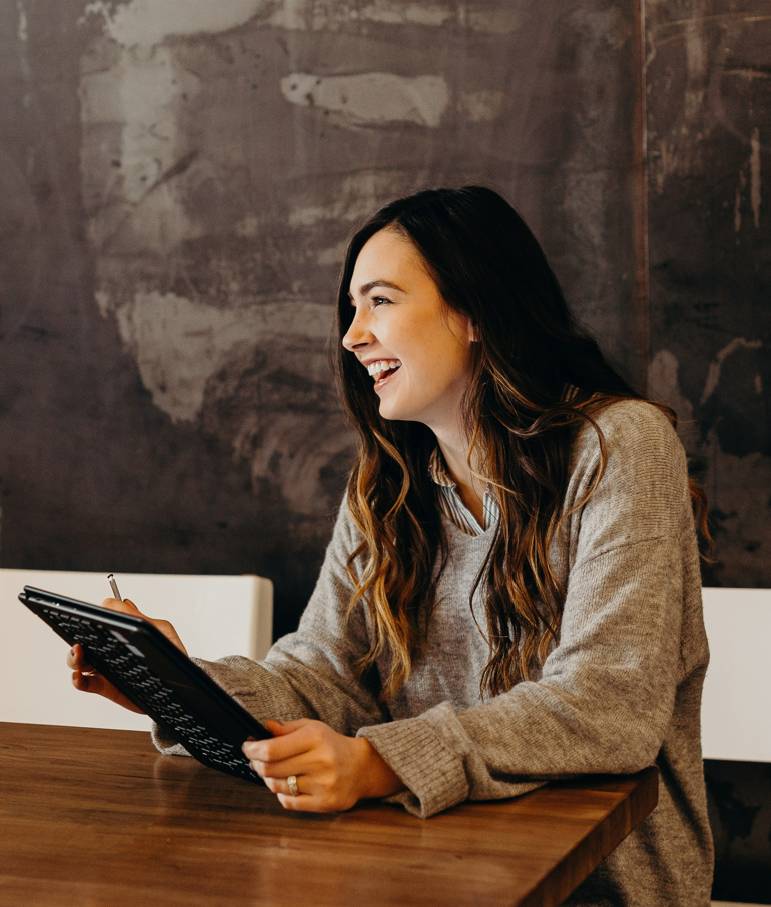 Žena při pracovním stole s tabletem